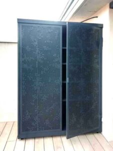 armario con puertas de chapa perforada