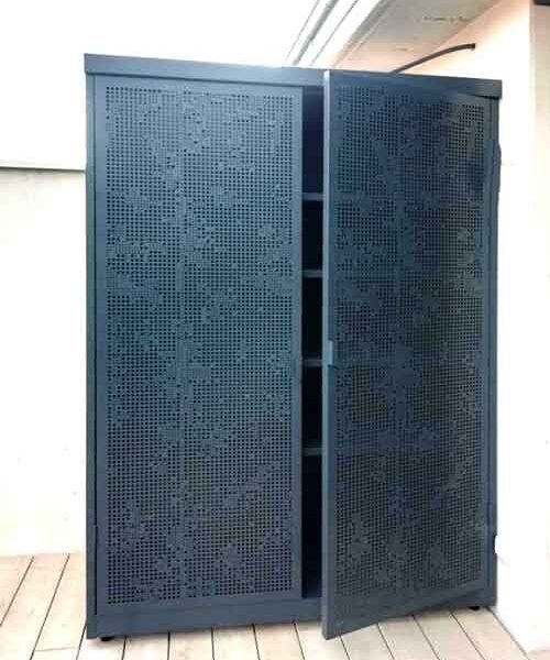 armario con puertas de chapa perforada