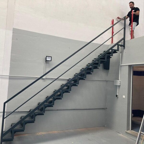 escalera metalica industrial