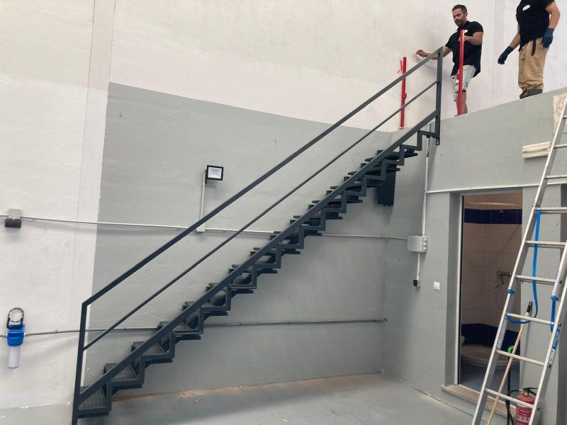 escalera metalica industrial
