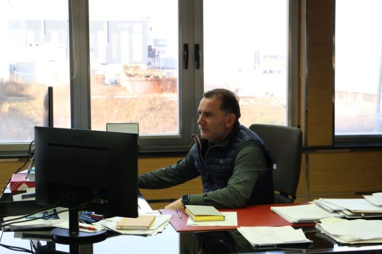 Raúl en la oficina