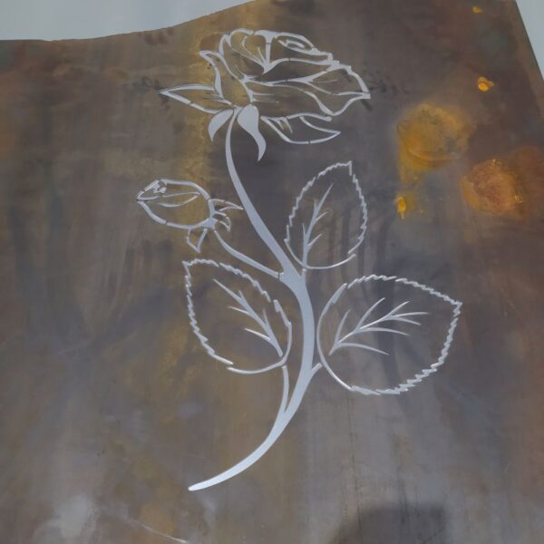 flor cortada en chapa