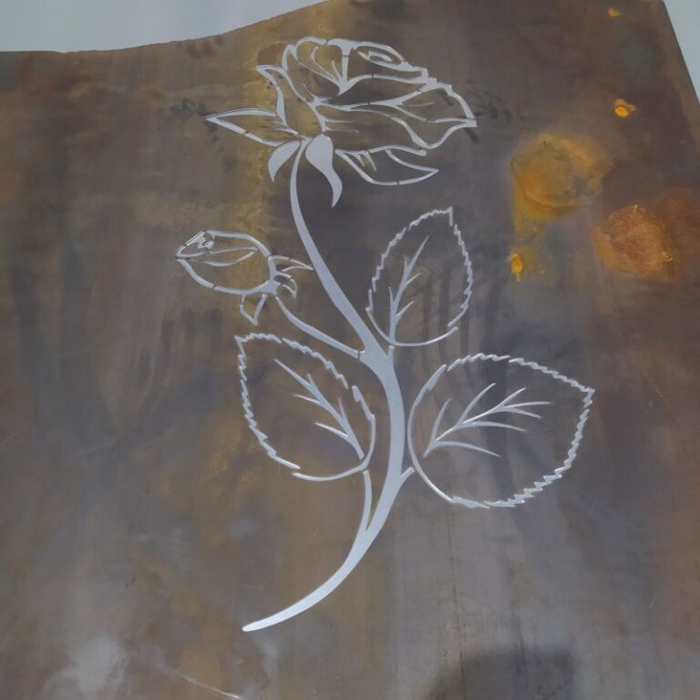 flor cortada en chapa