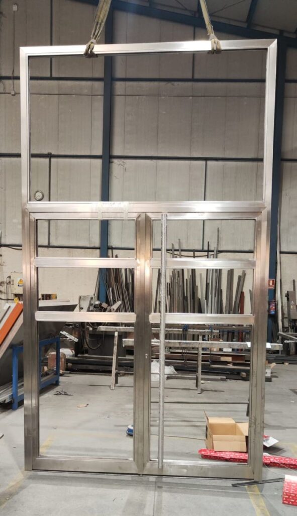 puerta de portal en acero inoxidable