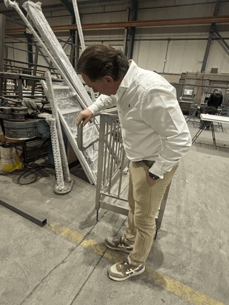 Raúl revisando el trabajo